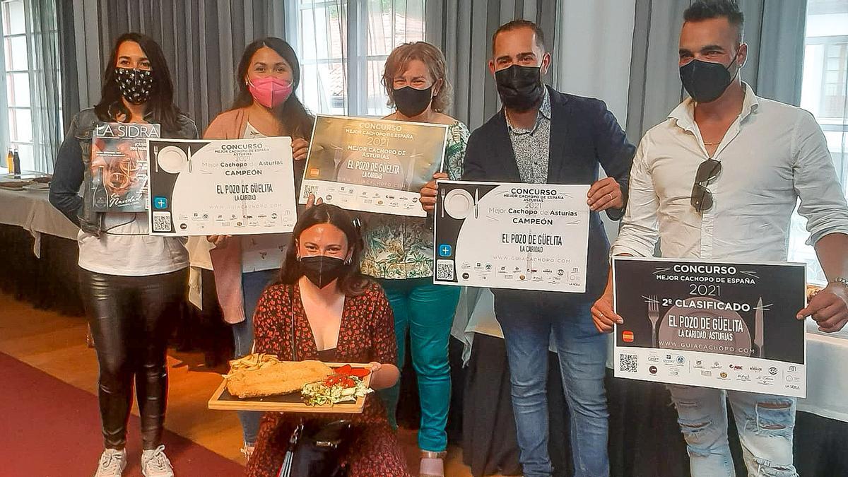 Todo el equipò del restaurante El Pozo de Güelita, en La Caridad (El Franco) posa con el cachopo y los diplomas como ganadores del mejor cachopo de Asturias y subcampeón de España, en el concurso organizado por La Guía del Cachopo.