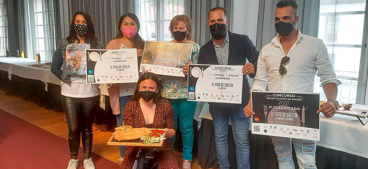 Todo el equipò del restaurante El Pozo de Güelita, en La Caridad (El Franco) posa con el cachopo y los diplomas como ganadores del mejor cachopo de Asturias y subcampeón de España, en el concurso organizado por La Guía del Cachopo.