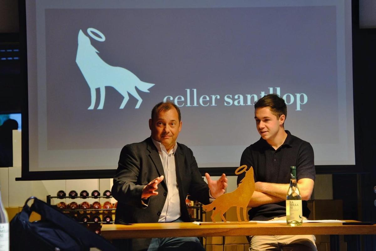 Ferran Vila (a l'esquerra) i Marc Bramon presentant aquest dilluns el nou vi blanc del Celler Sant Llop.