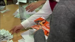 Una taula de Nou Barris dona per bo un vota a Arrimadas, acompanyat de publicitat electoral.