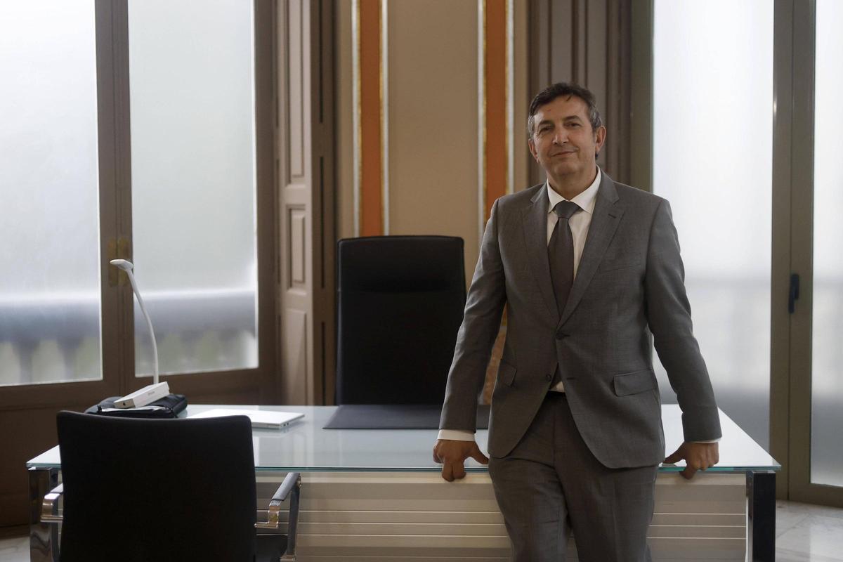 Lafuente, ante su mesa de despacho