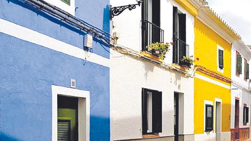 Las fachadas de las casa con sus diversos colores