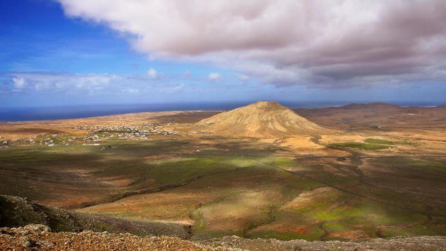 Imagen aérea de la Montaña de Tindaya, en Fuerteventura