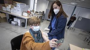 Vacunación contra el covid-19 en la Facultat de Geografia i Història de la UB, Barcelona, el 25 de marzo.