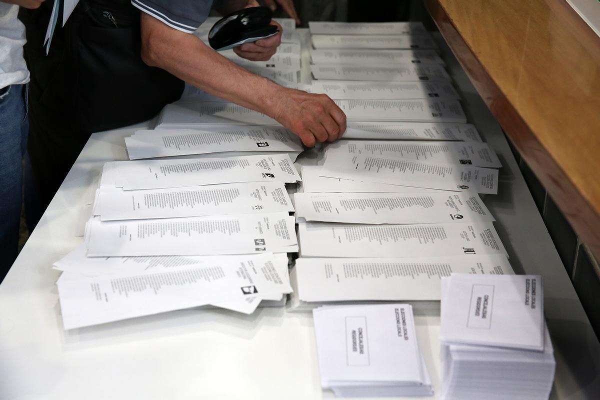 Ambiente durante la jornada de votación en les Escoles Pies de Balmes, en Barcelona