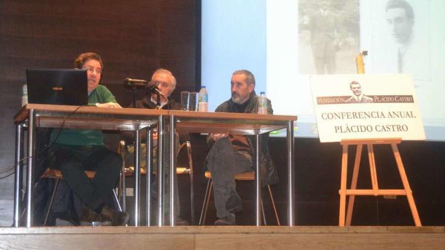 Xulio Ríos y Carlos Eirea durante un momento de la conferencia en el Centro Social do Mar. // S. Á.