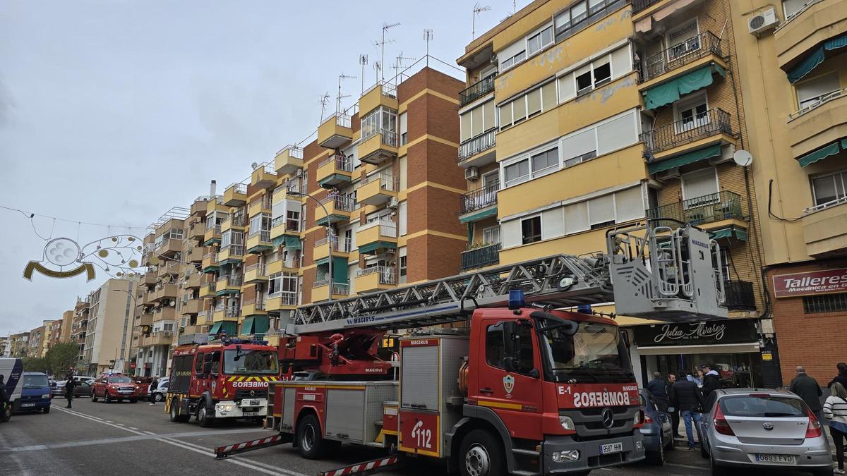Los bomberos de Badajoz en una intervención en el incendio de un piso en San Roque esta semana.