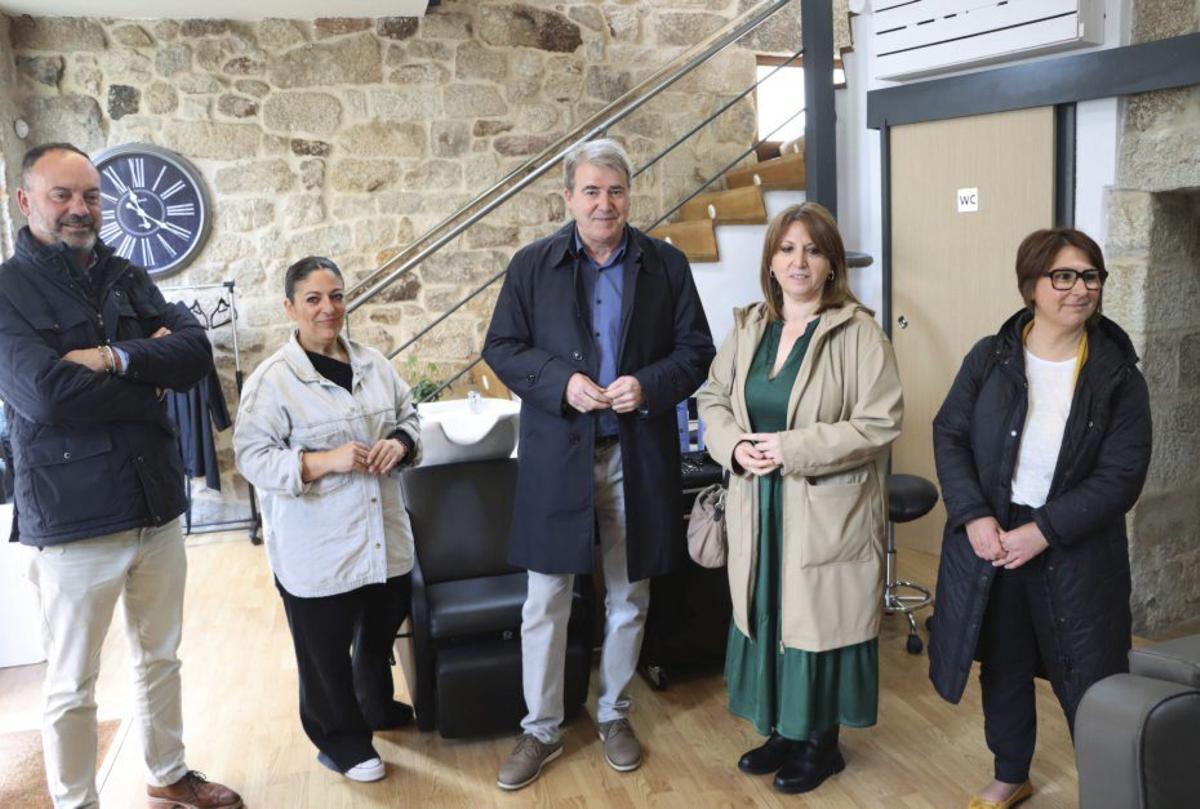 Visita de Manuel Pardo al negocio beneficiado en Allariz con el bono Nova Oportunidade.