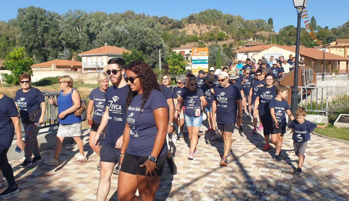 Éxito de participantes en el paseo solidario de Venialbo en favor de la asociación Azayca, de lucha contra el cáncer