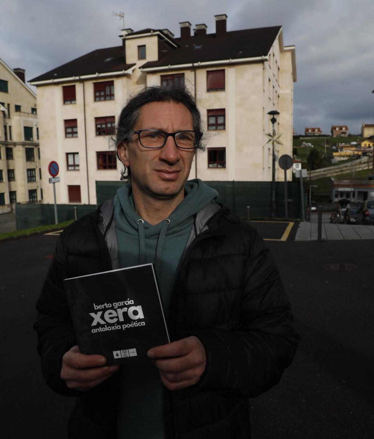 Berto García, con su nuevo poemario.