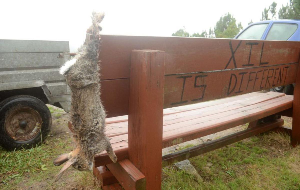 Tres de los cazadores que ayer comenzaron la temporada, tras haberse cobrado un par de piezas.   | //  NOÉ PARGA