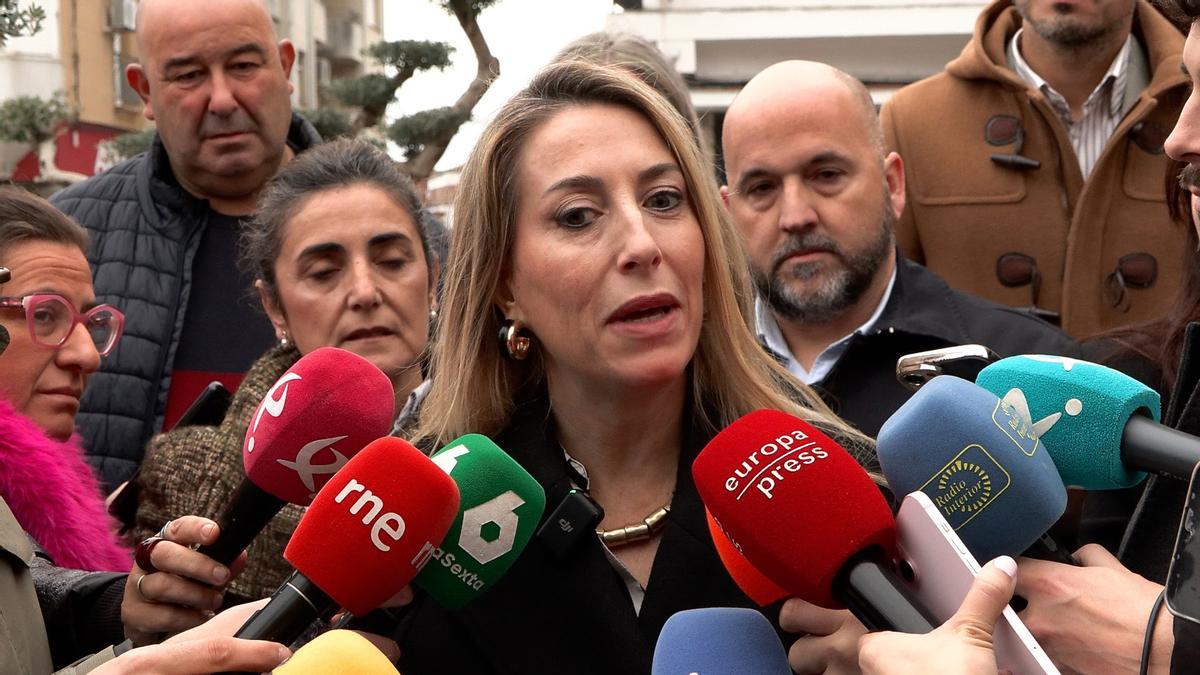 La candidata del PP a la reelección como presidenta de la Junta, María Guardiola, en declaraciones a los medios en Talayuela.