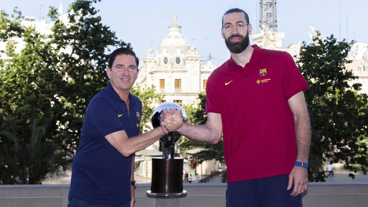 Xavi Pascual y Tornike Shengelia , en la presentación de la final de la Liga ACB de la pasada temporada.