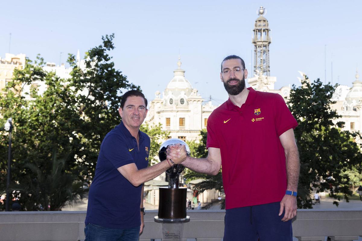 Xavi Pascual y Tornike Shengelia, en el acto de presentación de la final de la Liga Endesa en valencia.