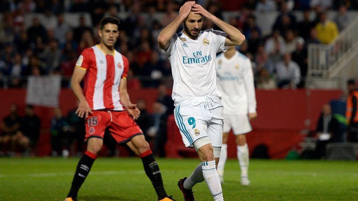 Benzema, delante de Juanpe, en el Girona-Real Madrid de ida en Montilivi.