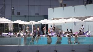 Piscina del Hotel W, junto a la playa de la Barceloneta, el verano pasado