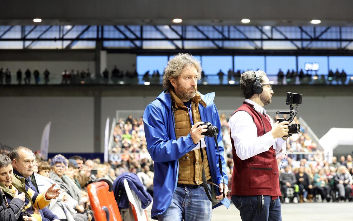 DANIEL SANCHEZ AREVALO, DIRECTOR DE CINE QUE RODARA UNA PELICULA SOBRE RONDALLAS, GRABANDO CON SU CAMARA PRUEBAS DEL CERTAMEN FESTIVAL DE RONDALLAS.