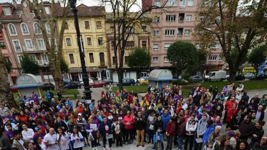 Participantes en la carrera solidaria para conmemorar el «Día contra la violencia machista».