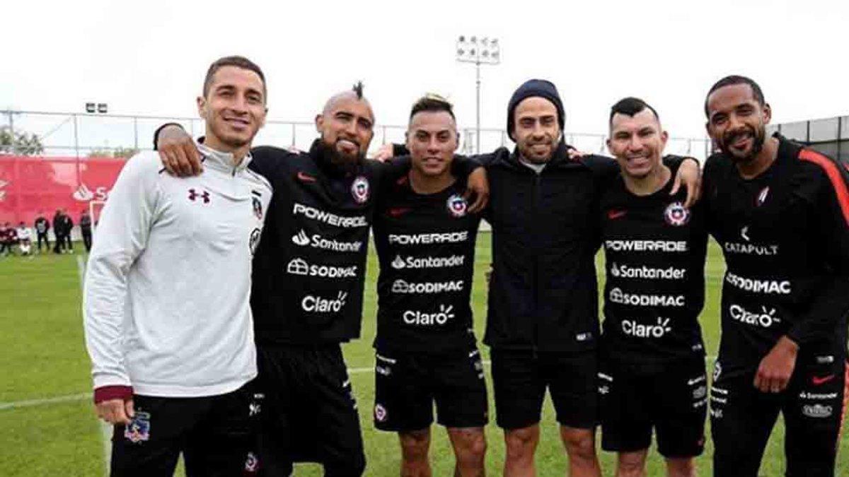 Arturo Vidal posa con sus excompañeros en la selección chilena