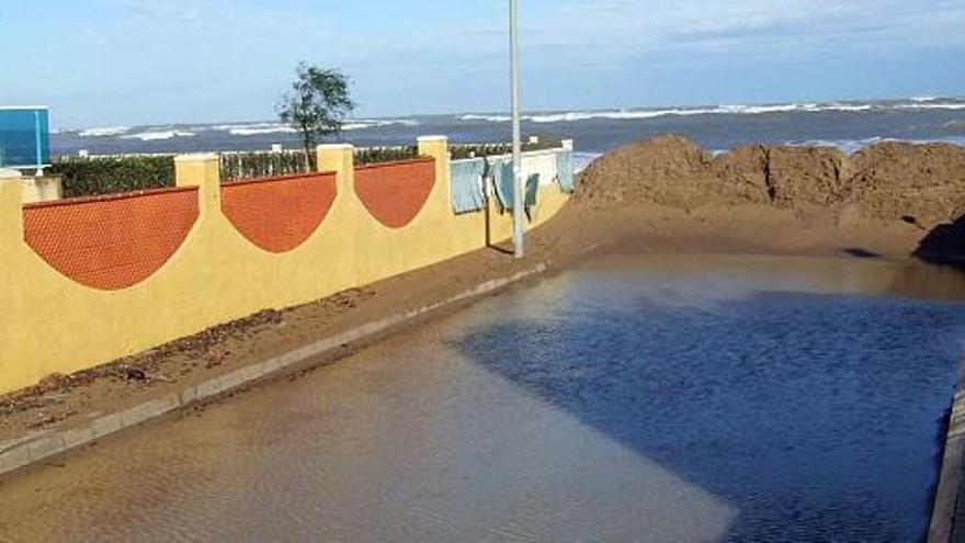 La fuerza de los temporales ha obligado a alzar diques de arena para evitar inundaciones
