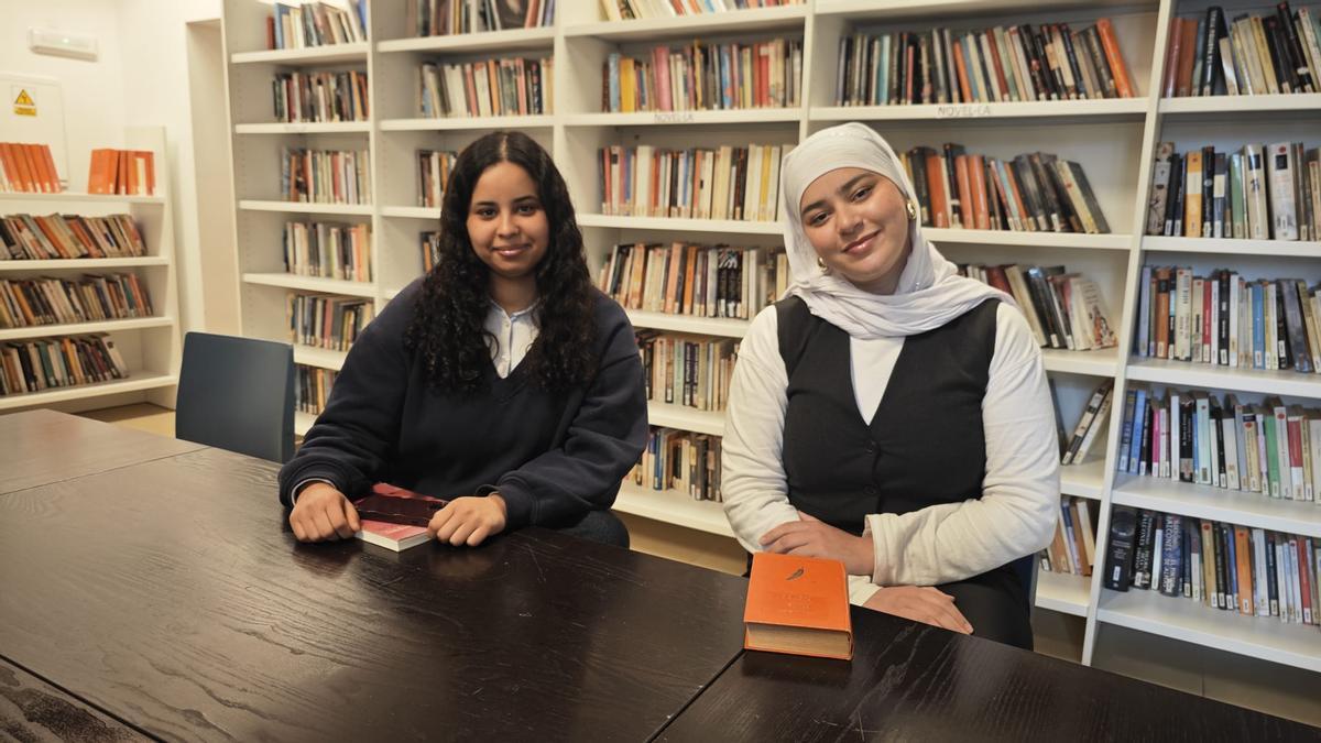 Halima El Karchaqui y Sana Ibbich, en el primer piso de la biblioteca.