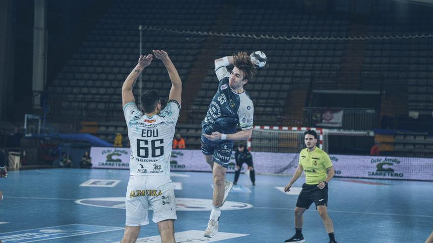 El Cangas afronta tres finales por la permanencia en un mes