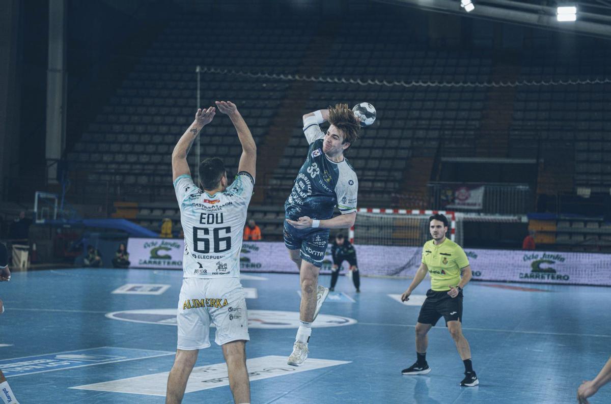 David Kalvo Valderhaug intenta un lanzamiento en el encuentro entre el Ademar y el Frigoríficos.