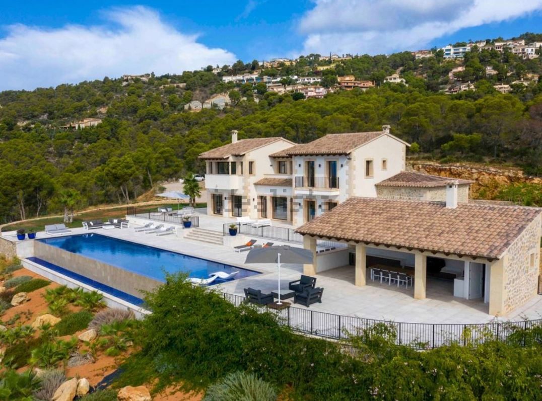 Vivienda valorada en 24.950.000 euros y ubicada en una parcela de 96.000 m² en Puerto de Andratx, en Mallorca. Tiene 1.294 m² de superficie y seis habitaciones.