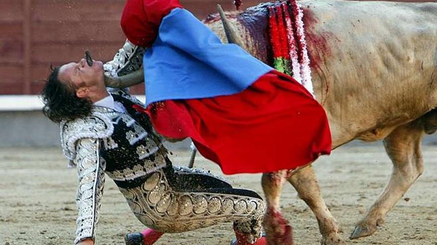 El torero Julio Aparicio, el pasado viernes en Las Ventas, al recibir la cornada del astado. / efe