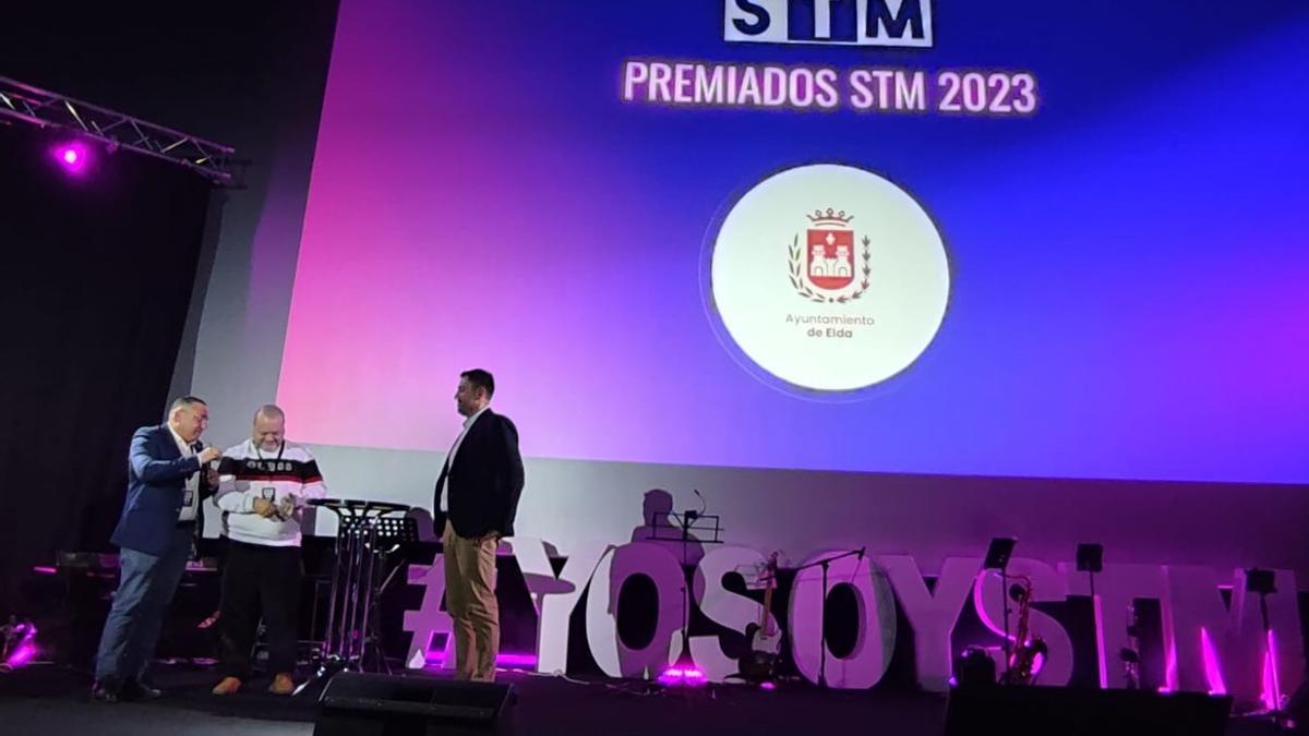 El concejal Enrique Quílez y el jefe de Negociado de Informática y Modernización, Miguel Ángel Marhuenda, recogiendo el premio STM 2023 en el centro de negocio de Panoramis en Alicante.