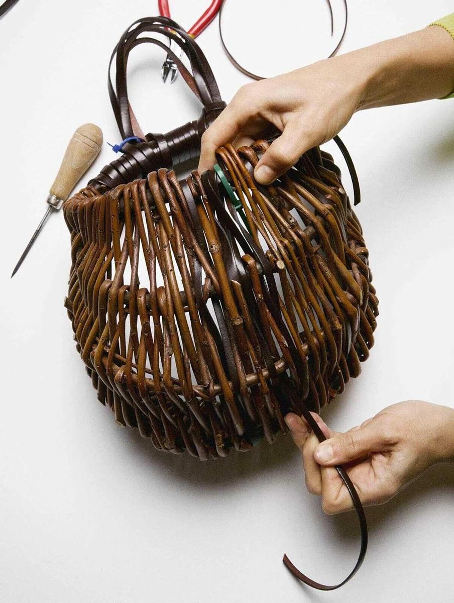 Cesto de mimbre artesanal de Loewe