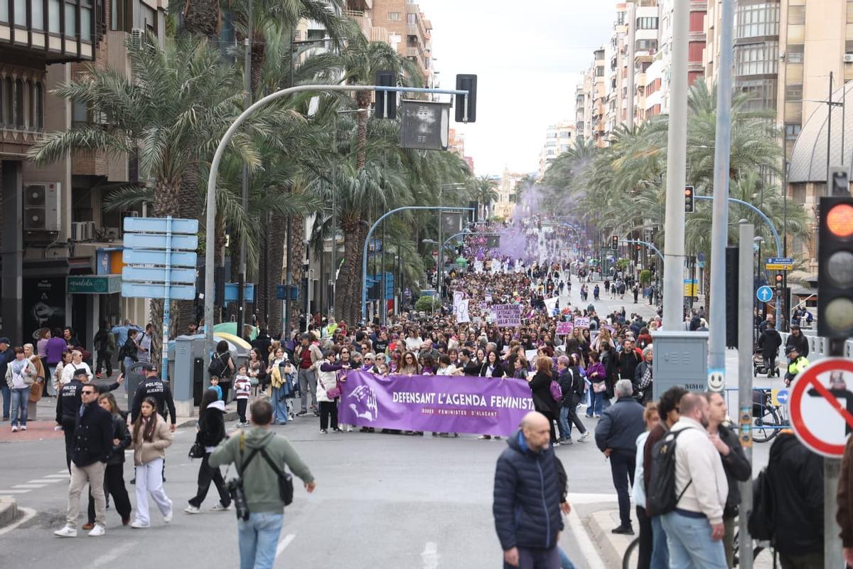 La multitudinaria marcha feminista en Alicante por el 8M, en imágenes