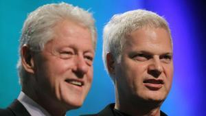 Steve Bing, junto al expresidente Bill Clinton, en una imagen del 2010.