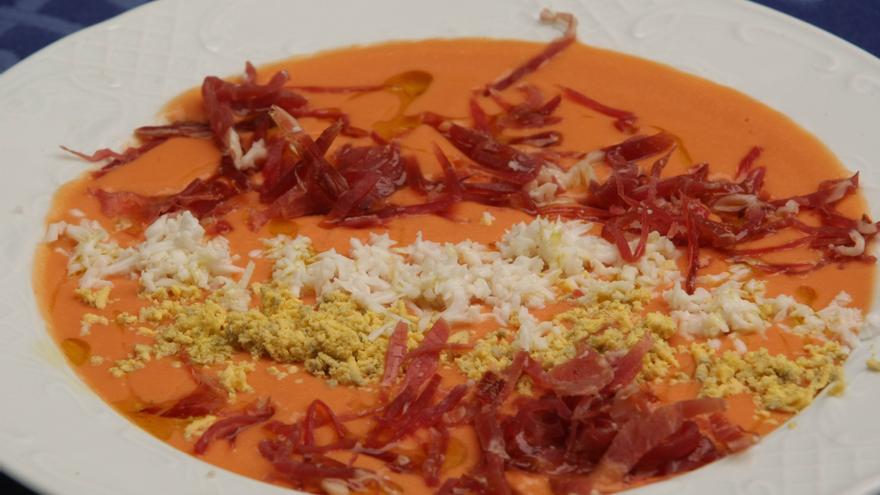 Sorprende a tus invitados con este salmorejo cordobés irresistible