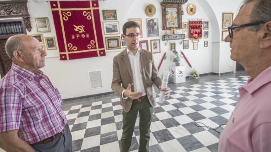 Víctor Ruiz, ayer en la sede de los «Armaos» con miembros de la junta directiva de la Sociedad.