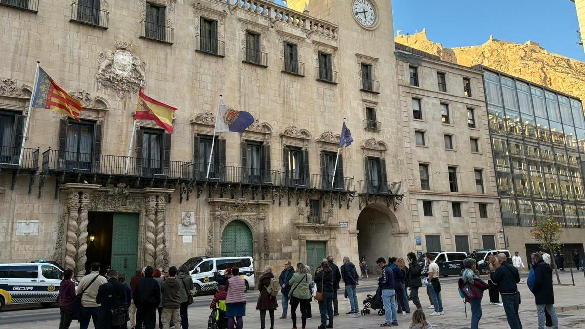 Protestas frente al Ayuntamiento de Alicante durante el pleno por la polémica de Les Naus