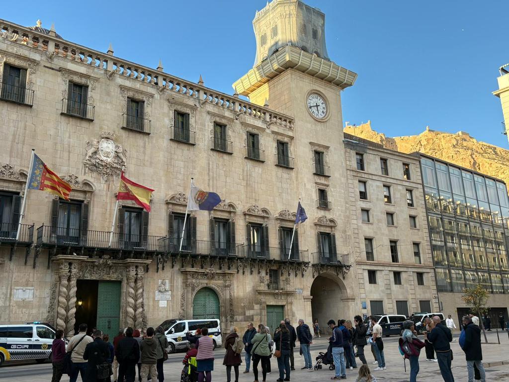 Protestas frente al Ayuntamiento de Alicante durante el pleno por la polémica de Les Naus