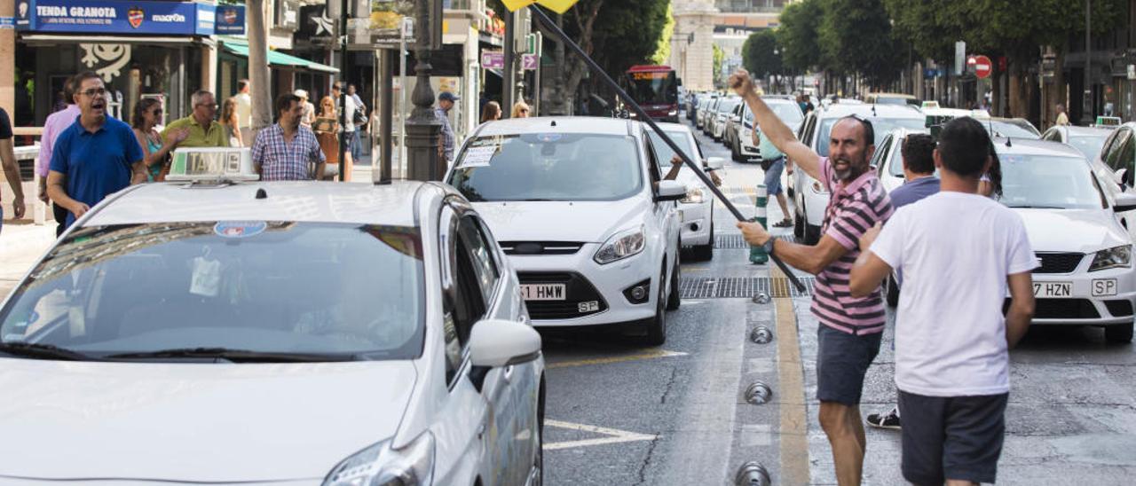 Protesta de taxis en las calles de València