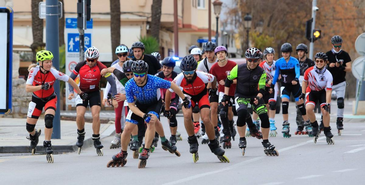 Momento de la salida para los patinadores que cubrieron los 15 kilómetros entre Eivissa y Santa Eulària. | VICENT MARÍ
