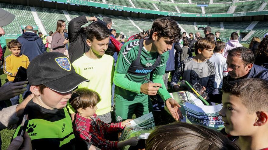 Gonzalo Villar firmando autógrafos a los niños