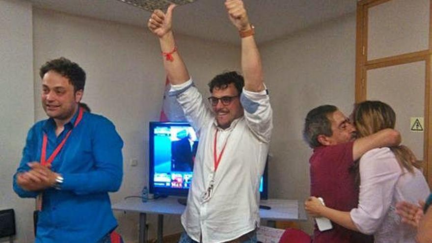 Tomás del Bien, rodeado de compañeros, celebra la victoria en la sede del PSOE.