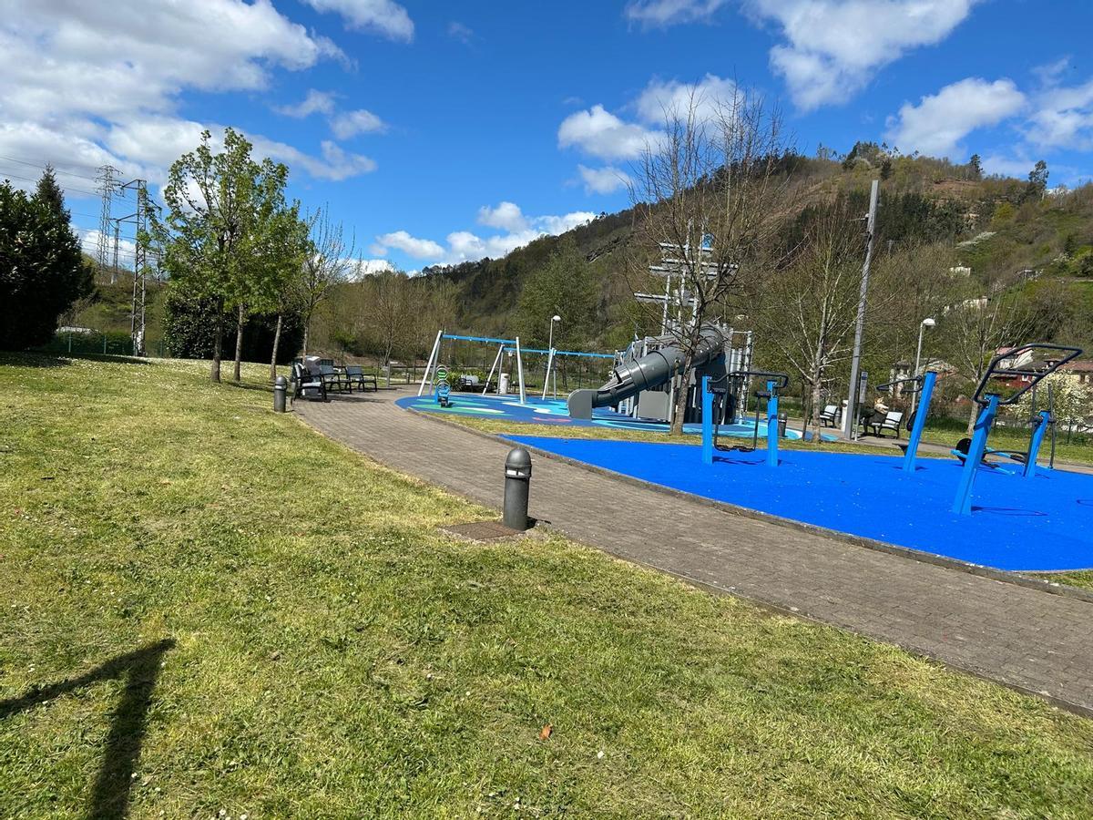 El entorno del parque de Barredos, desbrozado.