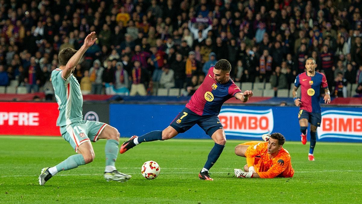 Ferran Torres no logra aprovechar una gran ocasión en la primera parte del Barça-Atlético en Montjuïc.