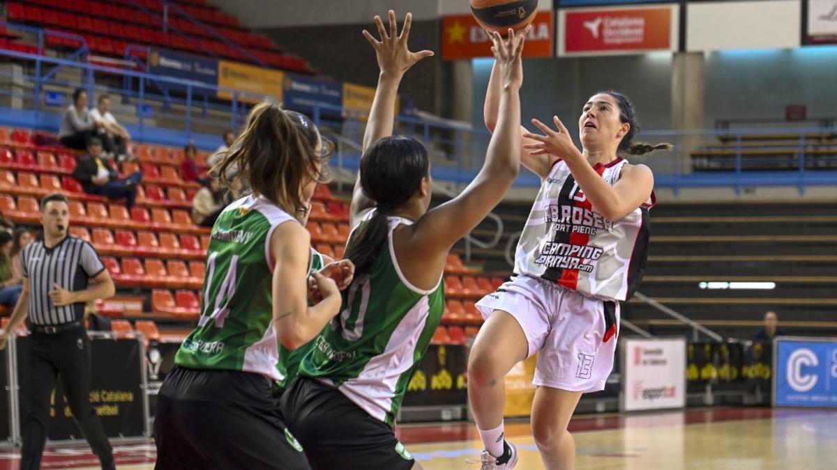 Kendall Martin, al centre, en una acció defensiva durant la final de la Copa Catalunya a Manresa