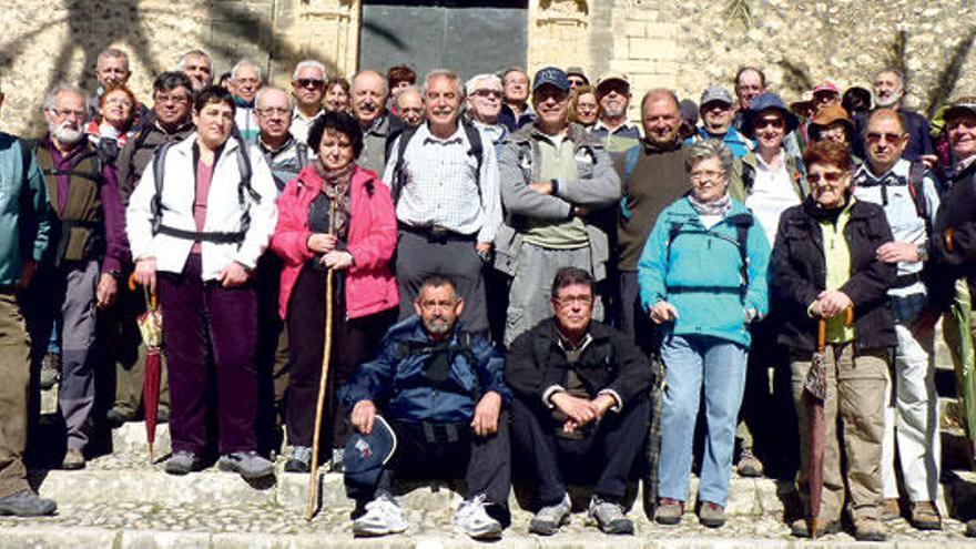 Casi 50 integrantes del grupo excursionista Titines posaron durante su visita.