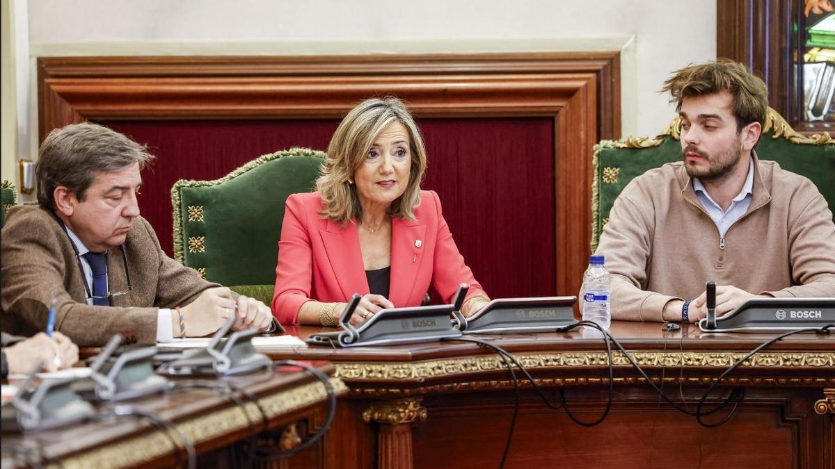 La exalcaldesa de Pamplona junto a varios ediles de UPN.