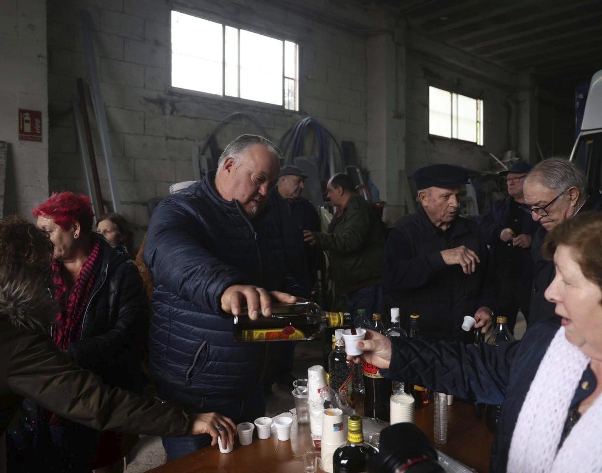 Los vecinos reponiendo
fuerzas en una de las
paradas del recorrido.
|  Noé Parga