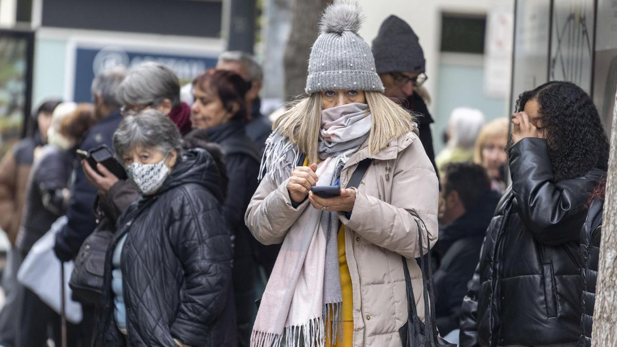 Vianants abrigats per l'episodi de fred mentre esperen l'autobús a Manresa