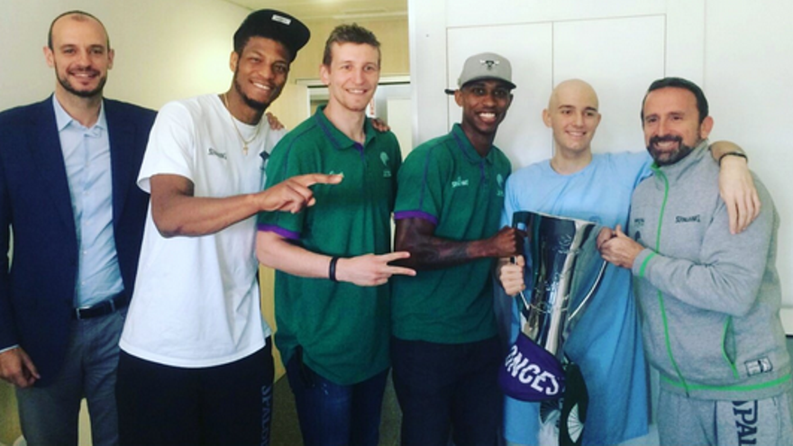 La Eurocup del Unicaja visita el hospital