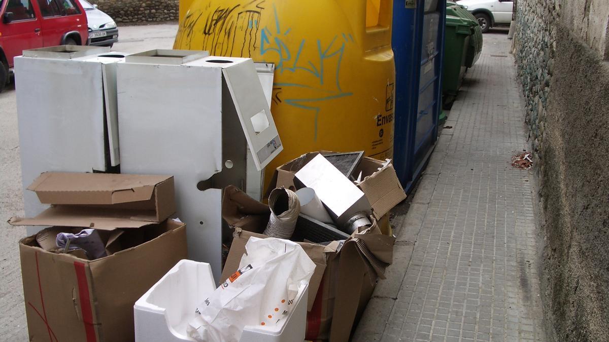 Una zona de contenidors en un carrer de Puigcerdà